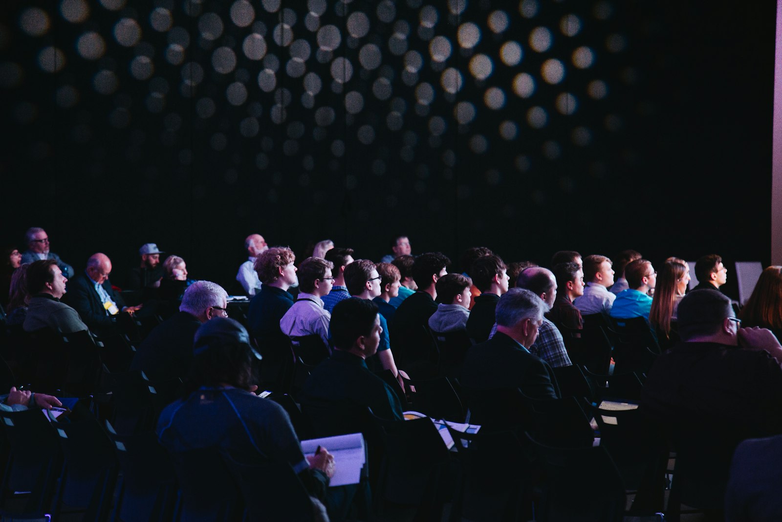 Salón de convenciones con asistentes en una conferencia